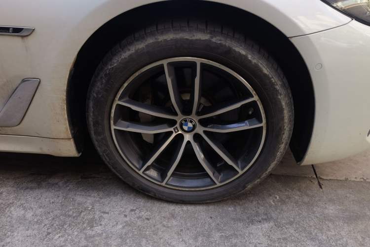 Used BMW 5 Series New Energy 2022 Second Facelift 535Le M Sport Package Right Front Wheel Hub