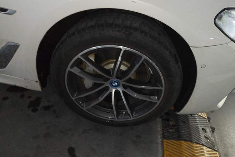 Used BMW 5 Series New Energy 2022 Second Facelift 535Le M Sport Package Right Front Wheel Hub