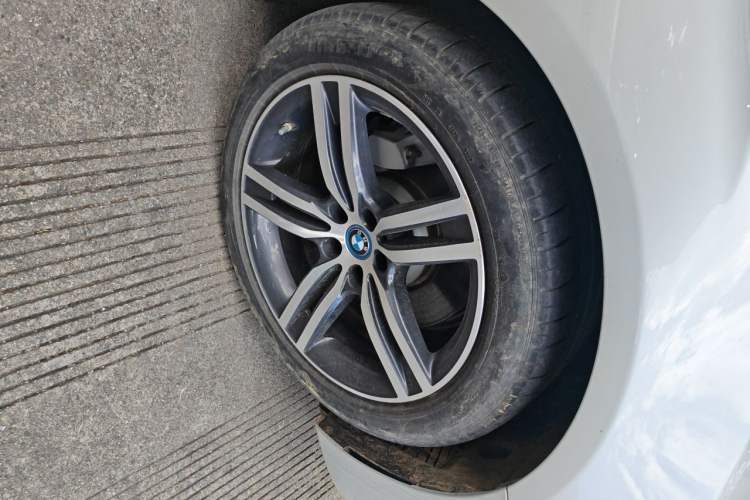 Used BMW 5 Series New Energy 2022 Restyled 535Le M Sport Package Right Front Wheel Hub