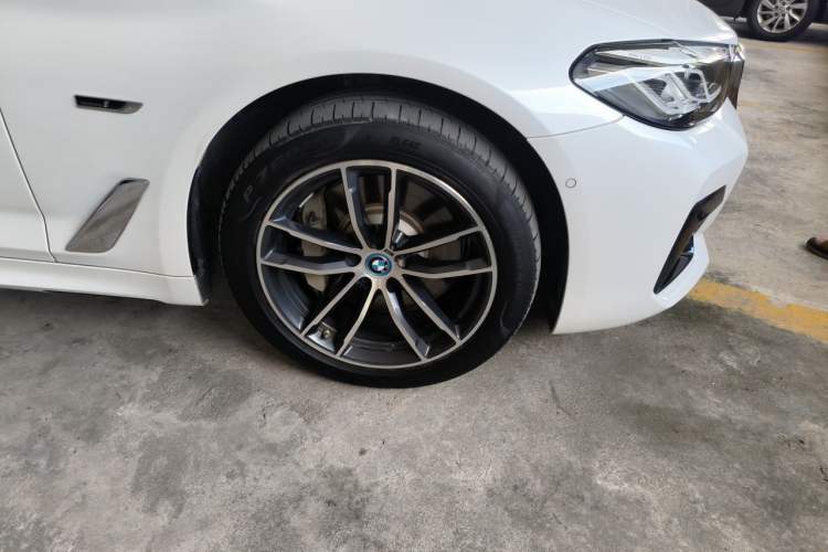 Used BMW 5 Series New Energy 2022 Second Facelift 535Le Pioneer Edition M Sport Package Right Front Wheel Hub