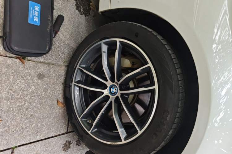 Used BMW 5 Series New Energy 2022 Second Facelift 535Le Luxury Package Right Front Wheel Hub