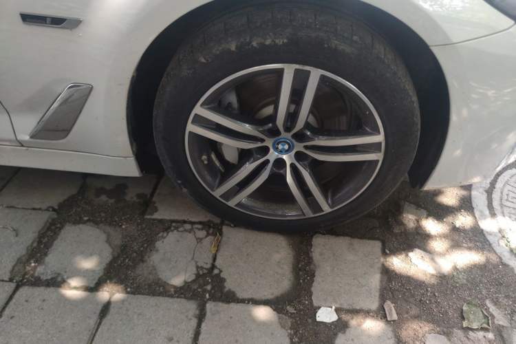 Used BMW 5 Series New Energy 2022 Updated Version 535Le Luxury Package Right Front Wheel Hub