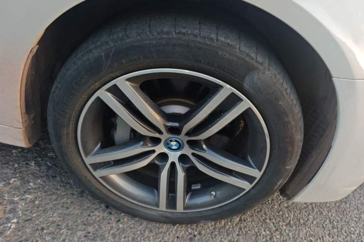 Used BMW 5 Series New Energy 2022 Updated Version 535Le Luxury Package Right Front Wheel Hub
