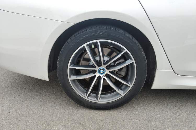 Used BMW 5 Series New Energy 2022 Second Facelift 535Le M Sport Package Right Rear Wheel Hub
