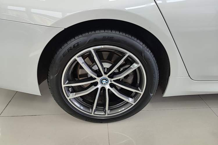 Used BMW 5 Series New Energy 2022 Restyled 535Le M Sport Package Right Rear Wheel Hub