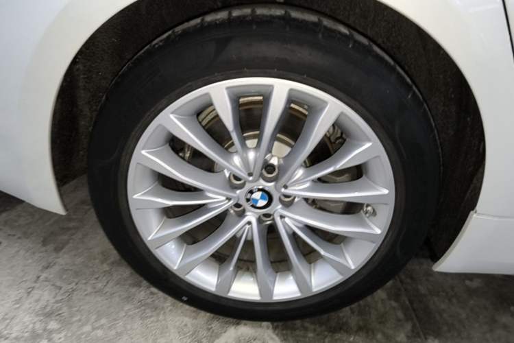 Used BMW 5 Series New Energy 2022 535Le Luxury Package Right Rear Wheel Hub