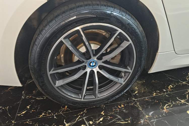 Used BMW 5 Series New Energy 2022 Restyled 535Le Pioneer Edition M Sport Package Right Rear Wheel Hub