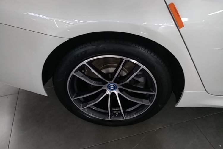 Used BMW 5 Series New Energy 2022 Restyled 535Le M Sport Package Right Rear Wheel Hub