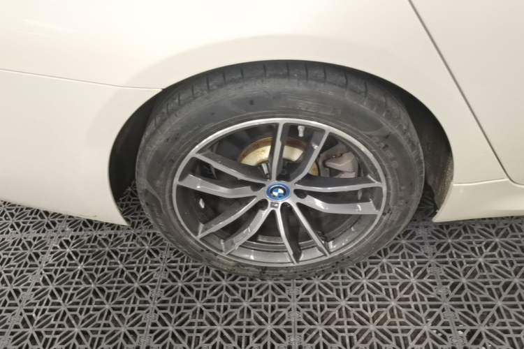 Used BMW 5 Series New Energy 2022 Restyled 535Le M Sport Package Right Rear Wheel Hub