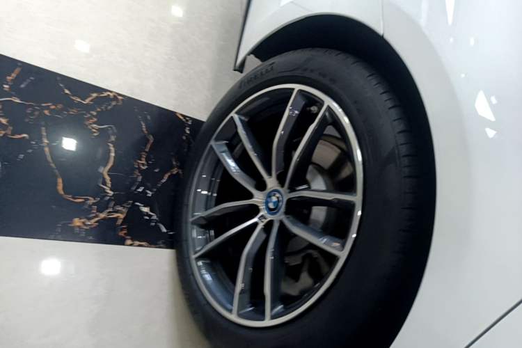 Used BMW 5 Series New Energy 2022 Second Facelift 535Le Pioneer Edition M Sport Package Right Rear Wheel Hub