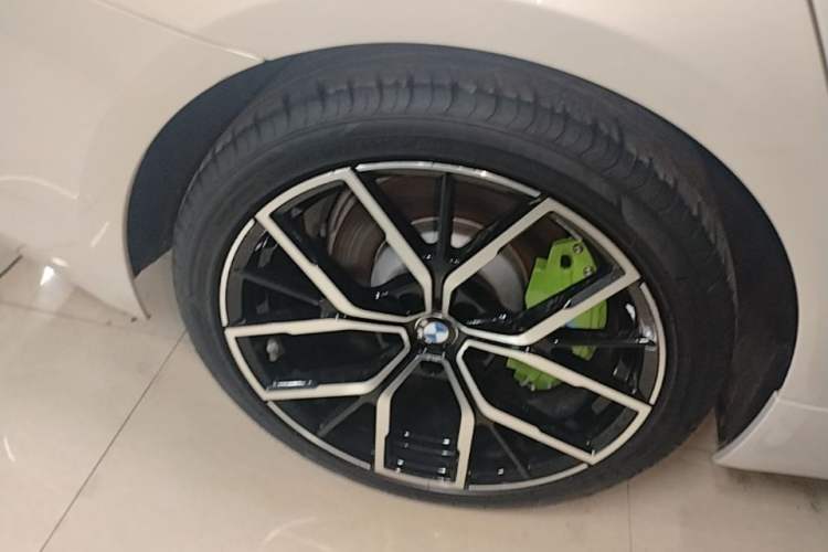 Used BMW 5 Series New Energy 2022 Updated Version 535Le Luxury Package Right Rear Wheel Hub