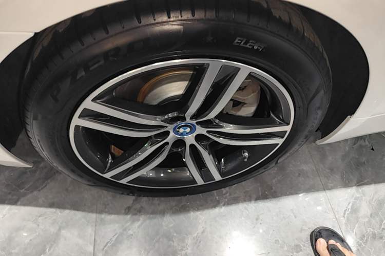 Used BMW 5 Series New Energy 2022 Updated Version 535Le Luxury Package Right Rear Wheel Hub