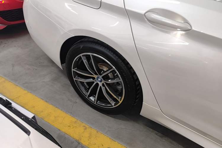 Used BMW 5 Series New Energy 2022 Second Facelift 535Le M Sport Package Right Rear Wheel Hub