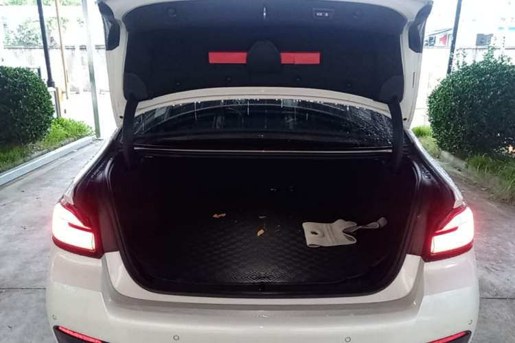 Used BMW 5 Series New Energy 2022 Restyled 535Le M Sport Package Trunk