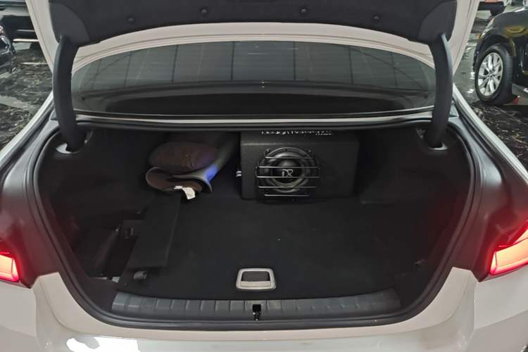 Used BMW 5 Series New Energy 2022 Restyled 535Le M Sport Package Trunk
