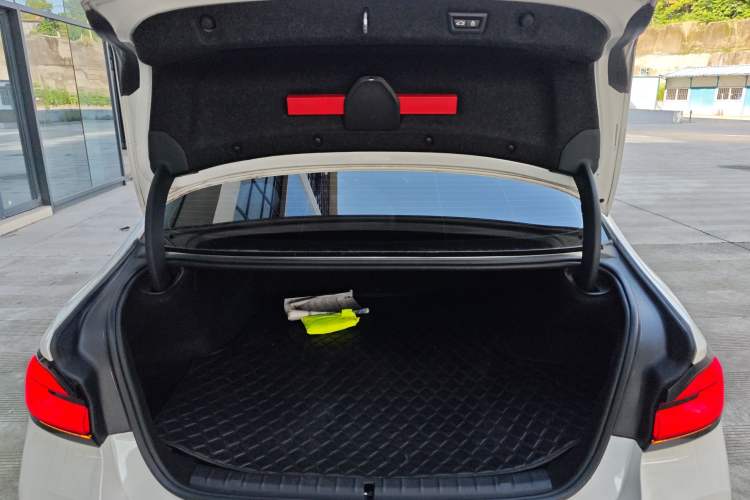Used BMW 5 Series New Energy 2022 Restyled 535Le M Sport Package Trunk
