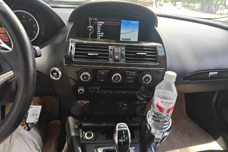 Used BMW 6 Series 2006 630i two-door coupe Audio And AC Panel