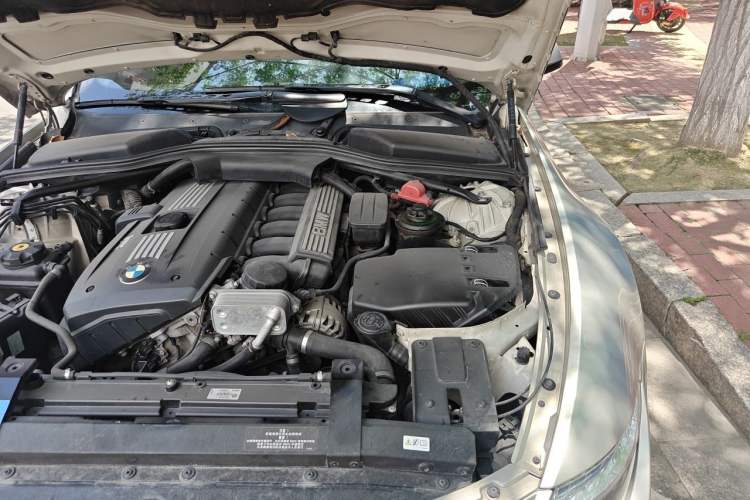 Used BMW 6 Series 2006 630i two-door coupe Engine Bay Left