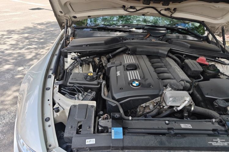 Used BMW 6 Series 2006 630i two-door coupe Engine Bay Right