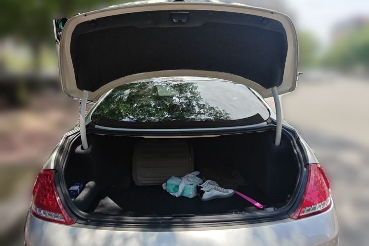 Used BMW 6 Series 2006 630i two-door coupe Trunk