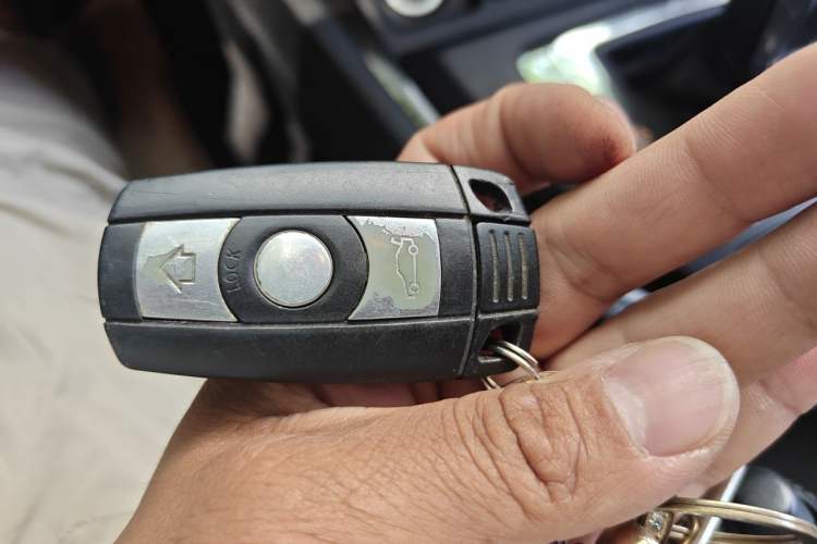 Used BMW 6 Series 2006 630i two-door coupe Vehicle Key