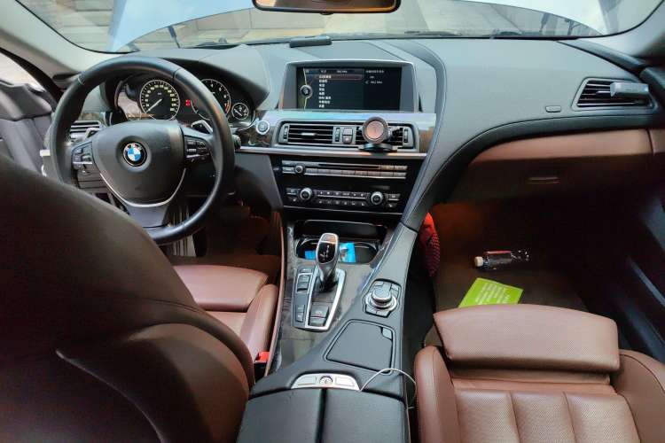 Used BMW 6 Series 2012 650i two-door coupe Center Console