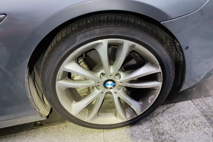 Used BMW 6 Series 2012 650i two-door coupe Right Front Wheel Hub