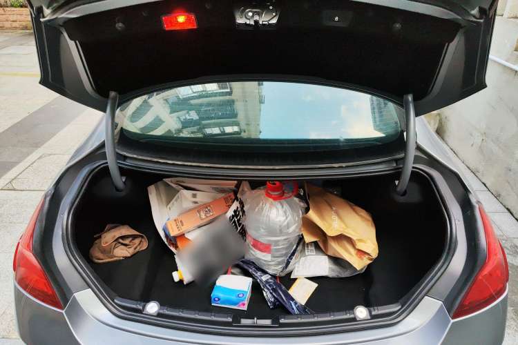Used BMW 6 Series 2012 650i two-door coupe Trunk