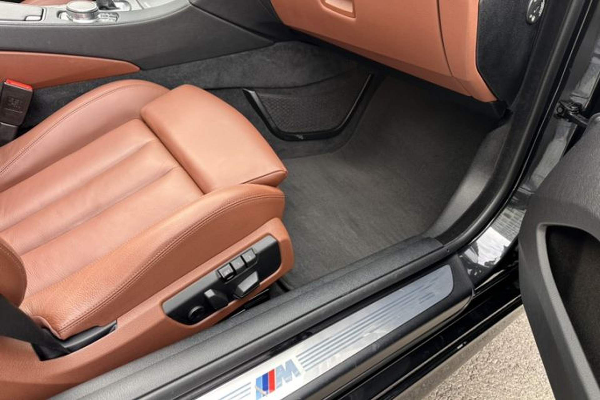 Used BMW 6 Series 2016 640i xDrive Convertible Coupé Interior 14
