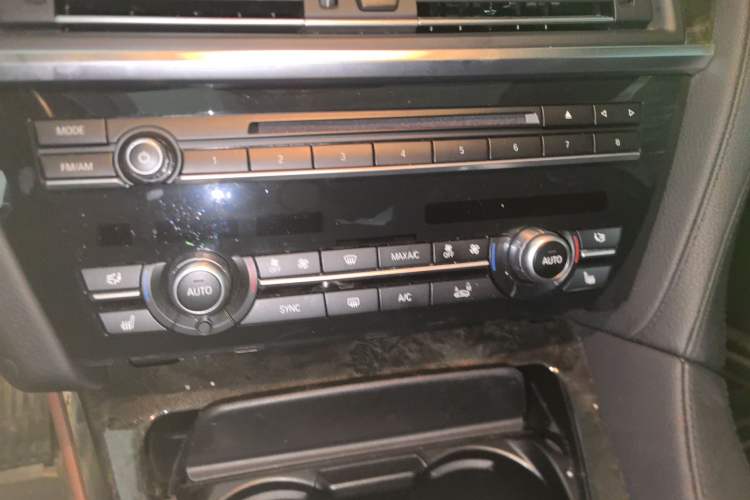 Used BMW 6 Series 2016 640i Coupe Audio And AC Panel
