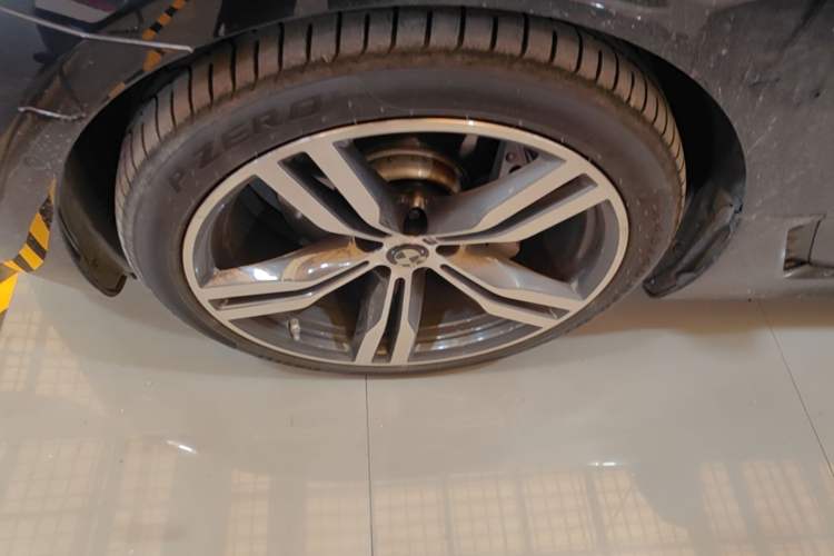 Used BMW 6 Series GT 2018 640i xDrive M Sport Package Left Front Wheel Hub