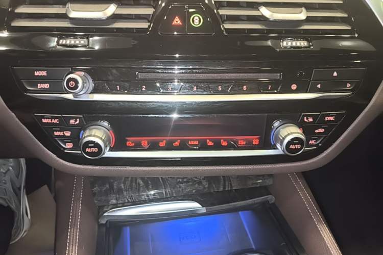 Used BMW 6 Series GT 2018 640i xDrive M Sport Package Audio And AC Panel