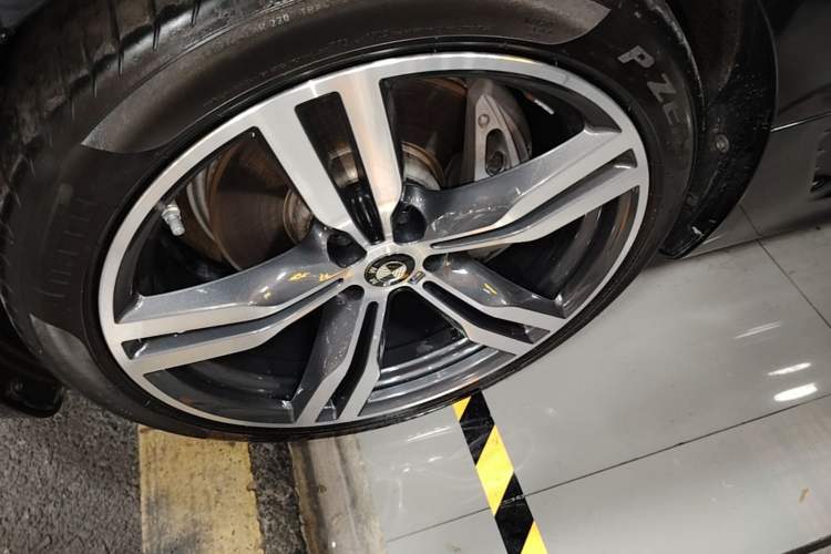 Used BMW 6 Series GT 2018 640i xDrive M Sport Package Left Front Wheel Hub