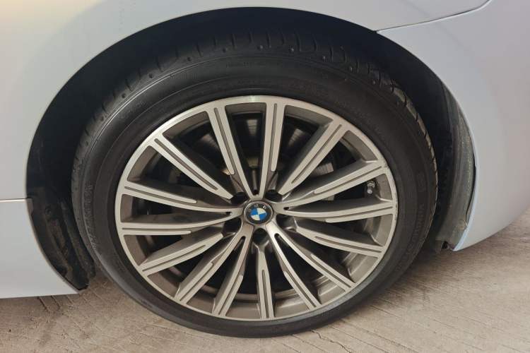 Used BMW 6 Series GT 2018 630i Luxury Design Package Right Front Wheel Hub