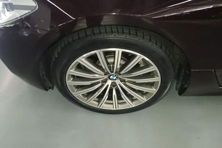 Used BMW 6 Series GT 2018 630i Luxury Design Package Left Front Wheel Hub