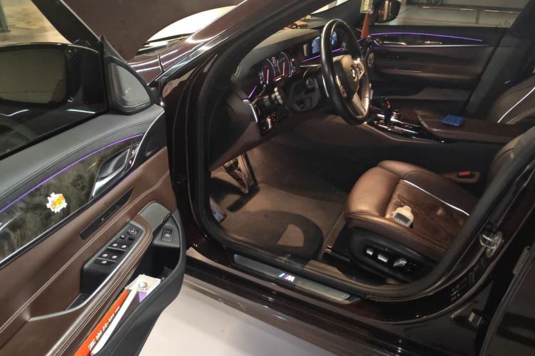 Used BMW 6 Series GT 2018 640i xDrive M Sport Package Interior 3