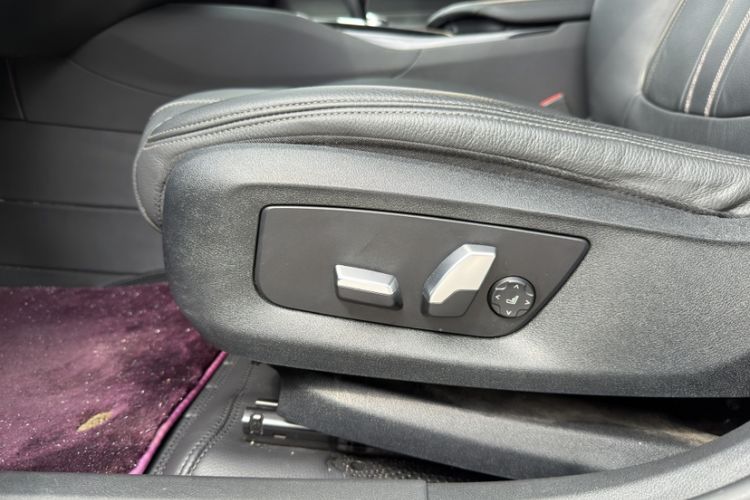 Used BMW 6 Series GT 2021 630i Luxury Design Package Interior 4