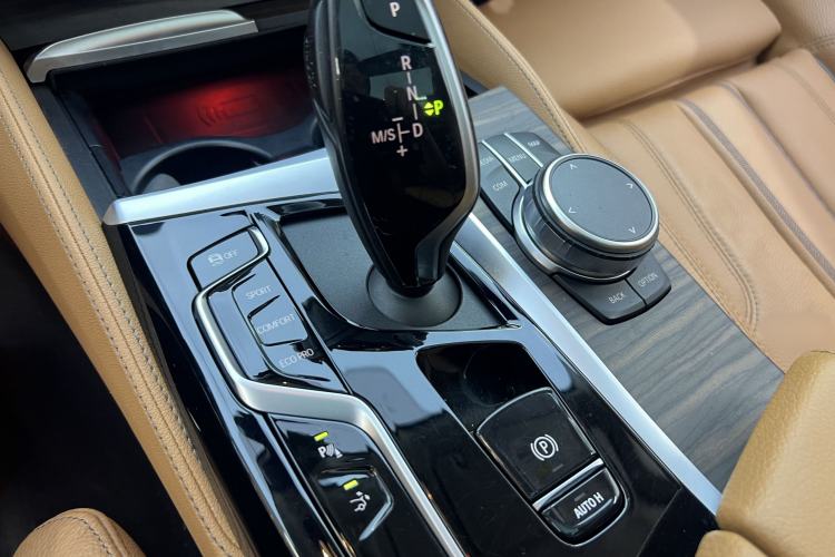 Used BMW 6 Series GT 2022 630i Luxury Design Package Interior 4