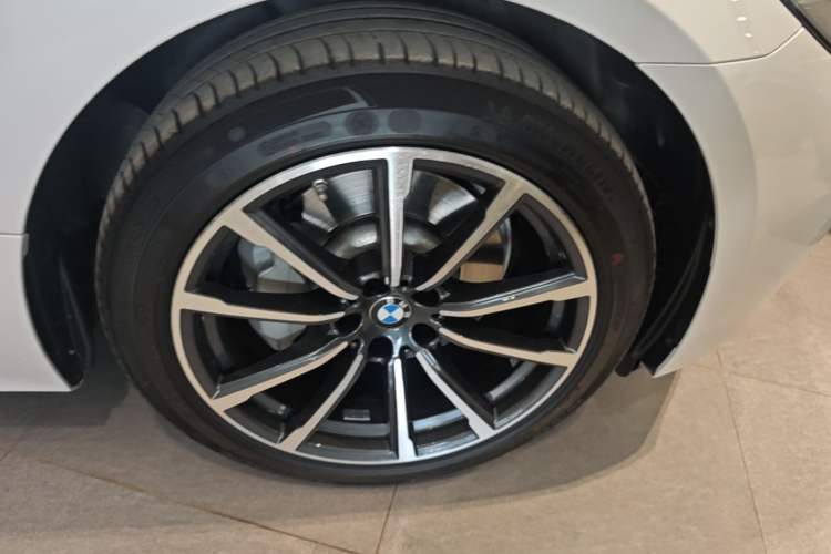 Used BMW 6 Series GT 2022 630i Luxury Design Package Right Front Wheel Hub