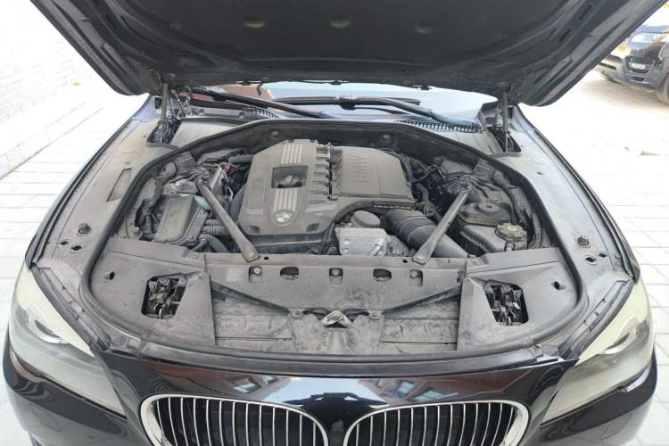 Used BMW 7 Series 2009 740Li Leading Model Engine Bay