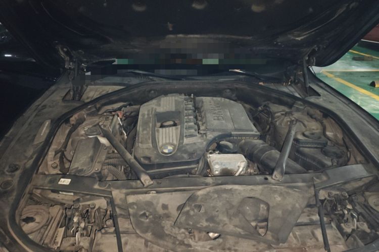 Used BMW 7 Series 2009 740Li Leading Model Engine Bay
