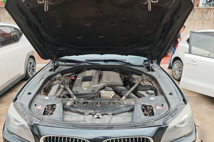 Used BMW 7 Series 2009 740Li Leading Model Engine Bay