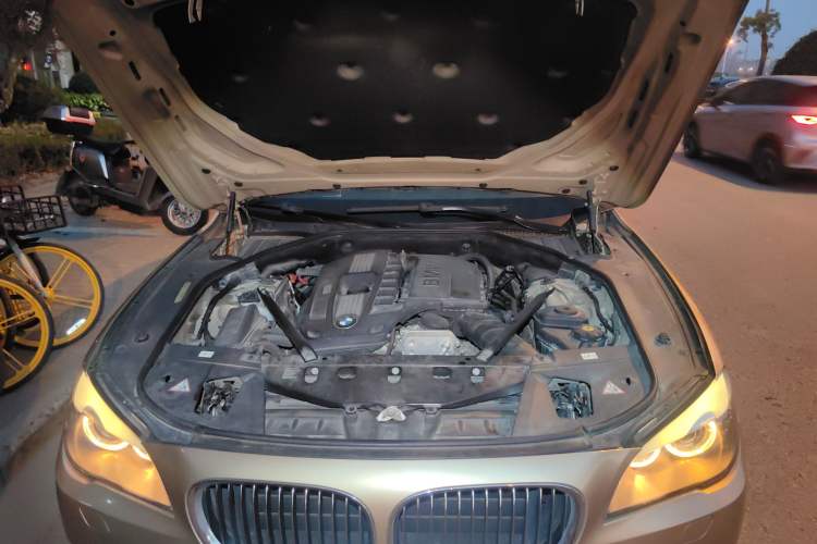 Used BMW 7 Series 2009 740Li Leading Model Engine Bay