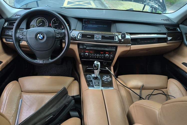 Used BMW 7 Series 2010 4.4T hybrid version Center Console