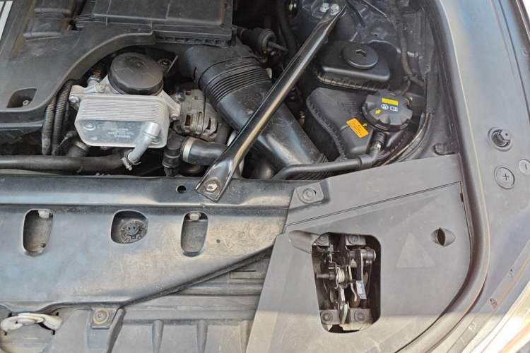 Used BMW 7 Series 2011 730Li Elegant Model Engine Bay Left