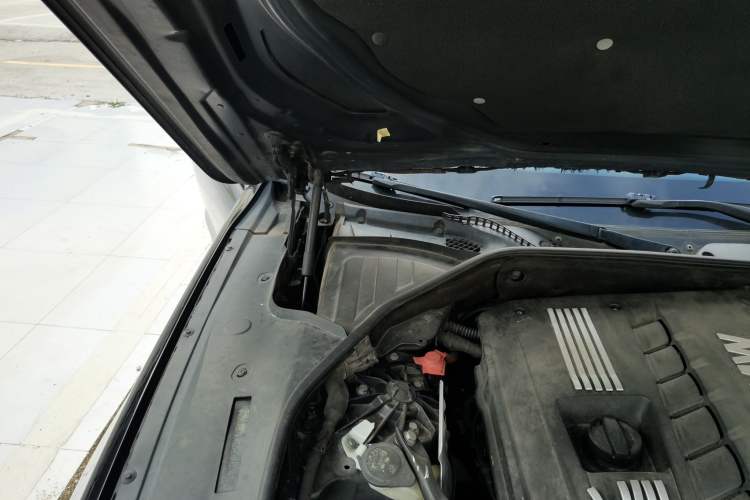 Used BMW 7 Series 2011 730Li Elegant Model Engine Bay Right