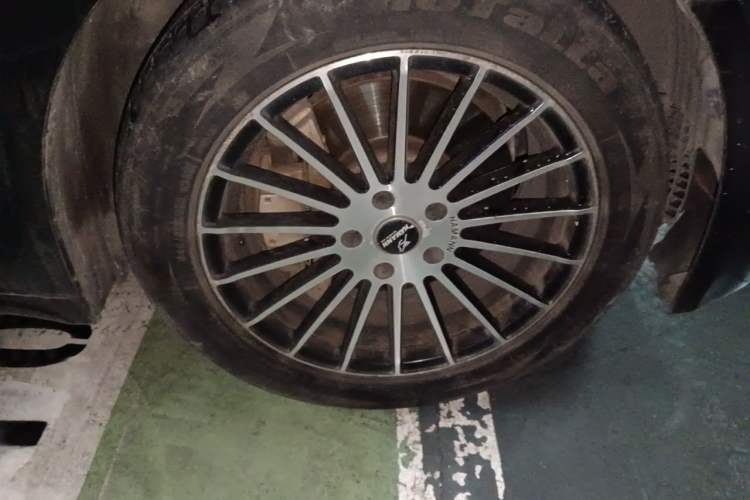 Used BMW 7 Series 2011 730Li Elegant Model Right Front Wheel Hub