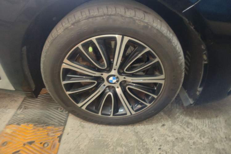 Used BMW 7 Series 2011 740Li Steinway Limited Edition Right Front Wheel Hub