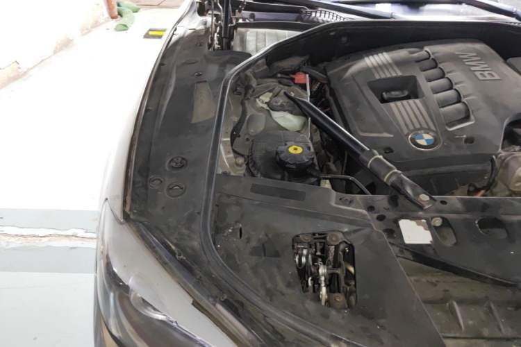Used BMW 7 Series 2011 730Li Elegant Model Engine Bay Right