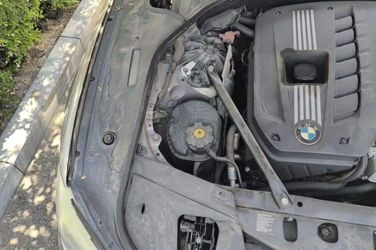 Used BMW 7 Series 2011 730Li Elegant Model Engine Bay Right